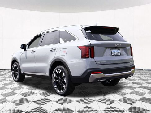 Used 2025 Kia Sorento EX w/ Panoramic Sunroof Package image 14