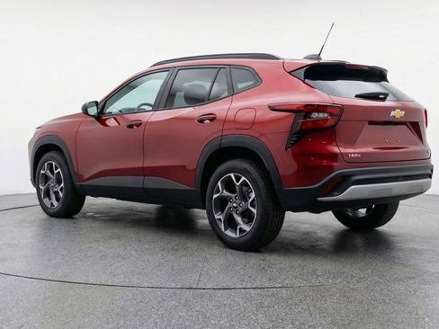 Used 2025 Chevrolet Trax LT FWD image 6