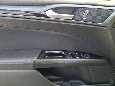 Used 2016 Ford Fusion SE w/ Equipment Group 201A image 12