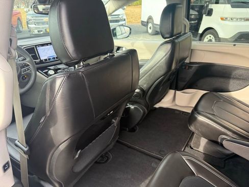 Used 2024 Chrysler Pacifica Touring-L image 12