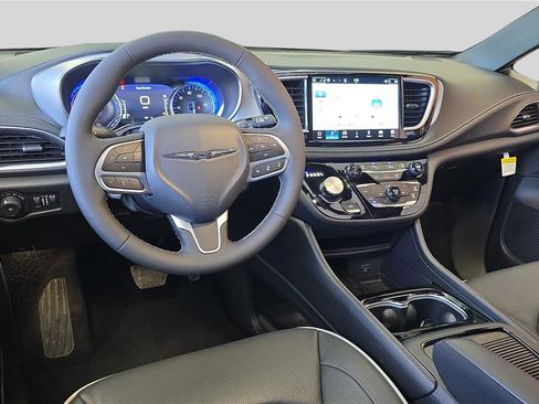 Used 2026 Chrysler Pacifica Limited image 17