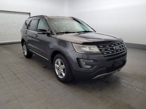 Used 2017 Ford Explorer XLT w/ Equipment Group 202A AWD/4WD image 13