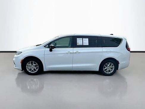 Used 2024 Chrysler Pacifica Touring-L image 4