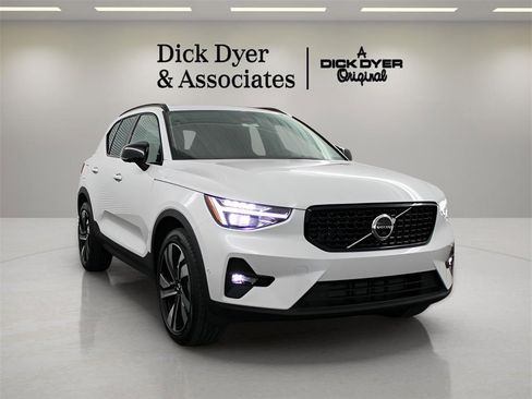 New 2025 Volvo XC40 B5 Plus image 10