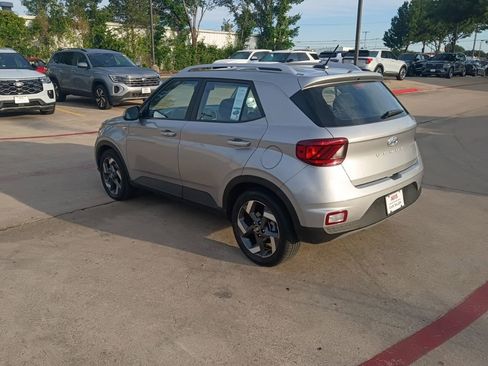 Used 2025 Hyundai Venue SEL FWD image 8