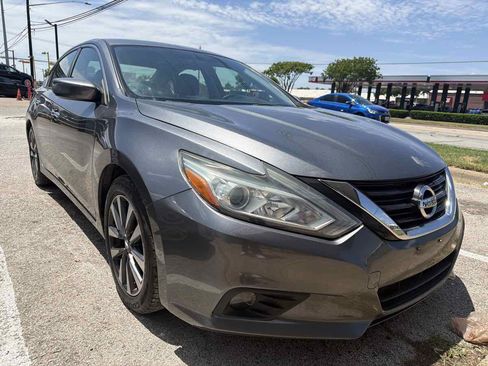 Used 2017 Nissan Altima 2.5 SV FWD image 2