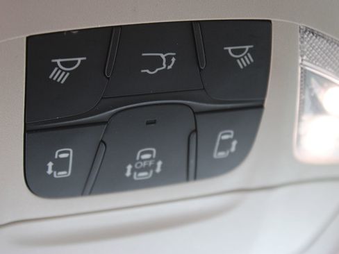 Used 2022 Chrysler Voyager LX FWD image 24