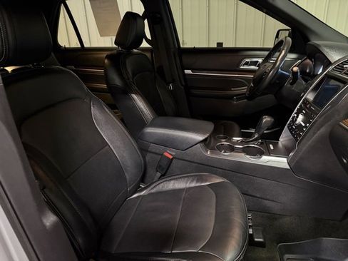 Used 2018 Ford Explorer Limited image 32