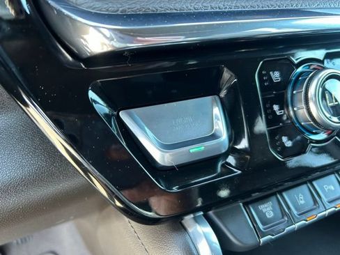 Used 2025 GMC Sierra 3500 Denali w/ Denali Reserve Package AWD/4WD image 32