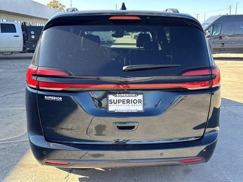 Used 2024 Chrysler Pacifica Touring-L w/ S Appearance Package image 4