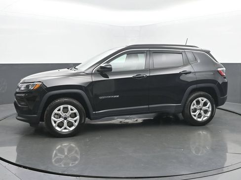 Used 2025 Jeep Compass Latitude AWD/4WD image 2