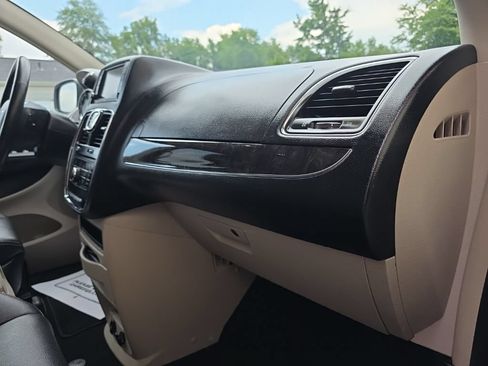 Used 2014 Chrysler Town & Country Touring-L w/ Driver Convenience Group FWD image 22