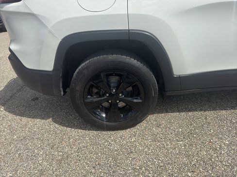 Used 2019 Jeep Cherokee Latitude w/ Cold Weather Group AWD/4WD image 13