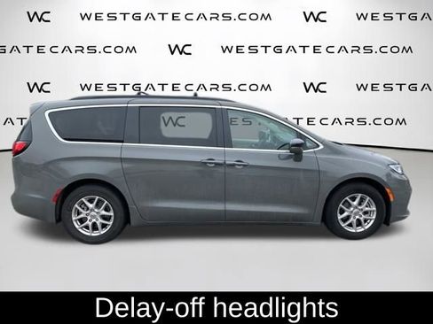 Used 2022 Chrysler Pacifica Touring-L image 7