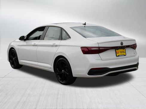 Used 2025 Volkswagen Jetta SE w/ Sunroof Package FWD image 5