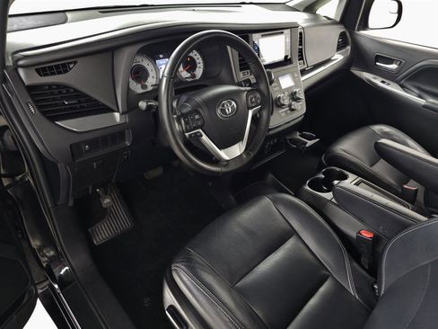 Used 2015 Toyota Sienna SE FWD image 14