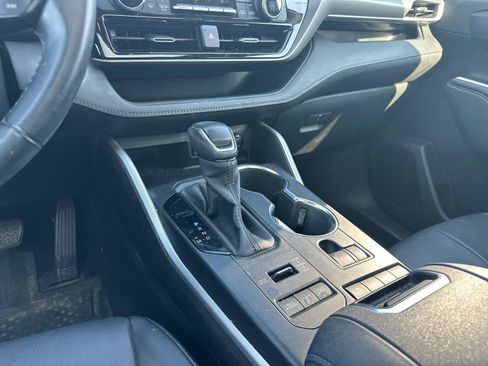 Used 2020 Toyota Highlander XLE AWD/4WD image 19