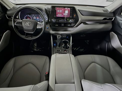 Used 2020 Toyota Highlander XLE image 26