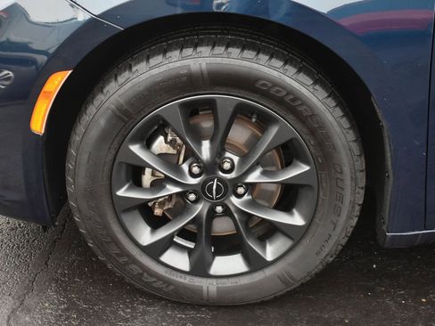 Used 2021 Chrysler Pacifica Touring w/ S Appearance Package image 9