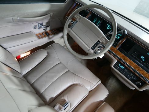 Used 1993 Lincoln Town Car Signature RWD image 9