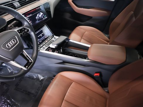 Used 2022 Audi e-tron Premium w/ Convenience Plus Package image 17