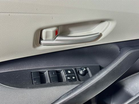 Used 2021 Toyota Corolla LE FWD image 17