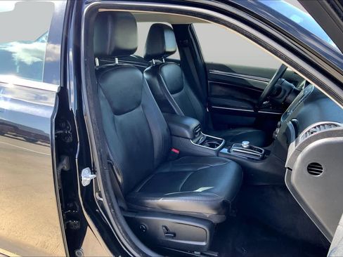 Used 2016 Chrysler 300 Limited RWD image 9