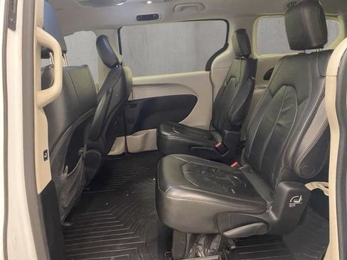 Used 2017 Chrysler Pacifica Touring-L FWD image 8