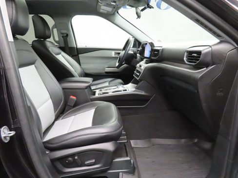 Used 2024 Ford Explorer XLT w/ XLT Sport Appearance Package AWD/4WD image 23