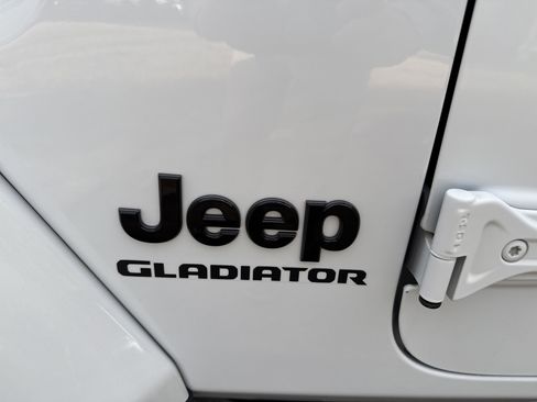 Used 2021 Jeep Gladiator Overland image 12