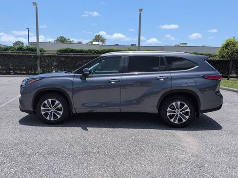 Certified 2023 Toyota Highlander XLE FWD image 7
