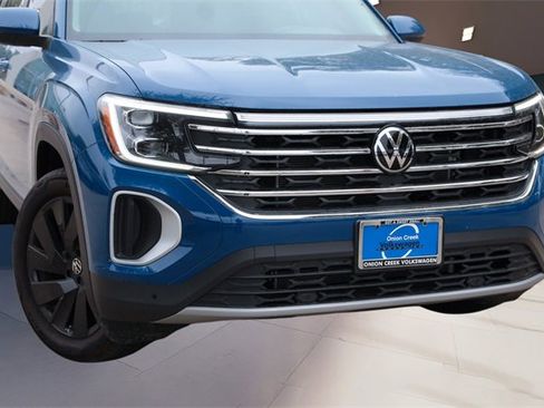 Certified 2025 Volkswagen Atlas SE image 3