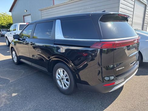 Used 2023 Kia Carnival LX FWD image 2