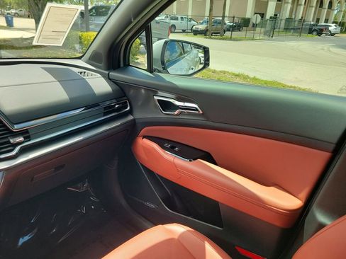 Used 2025 Kia Sportage SX FWD image 18