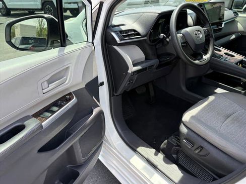 Used 2022 Toyota Sienna LE FWD image 19