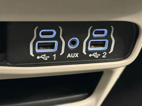 Used 2022 Chrysler Voyager LX FWD image 26