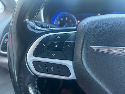 Used 2021 Chrysler Pacifica Touring-L image 6