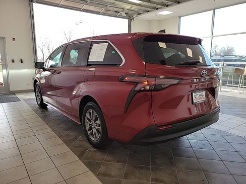 Used 2024 Toyota Sienna LE image 7