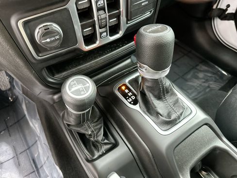 Used 2025 Jeep Gladiator Sport AWD/4WD image 19