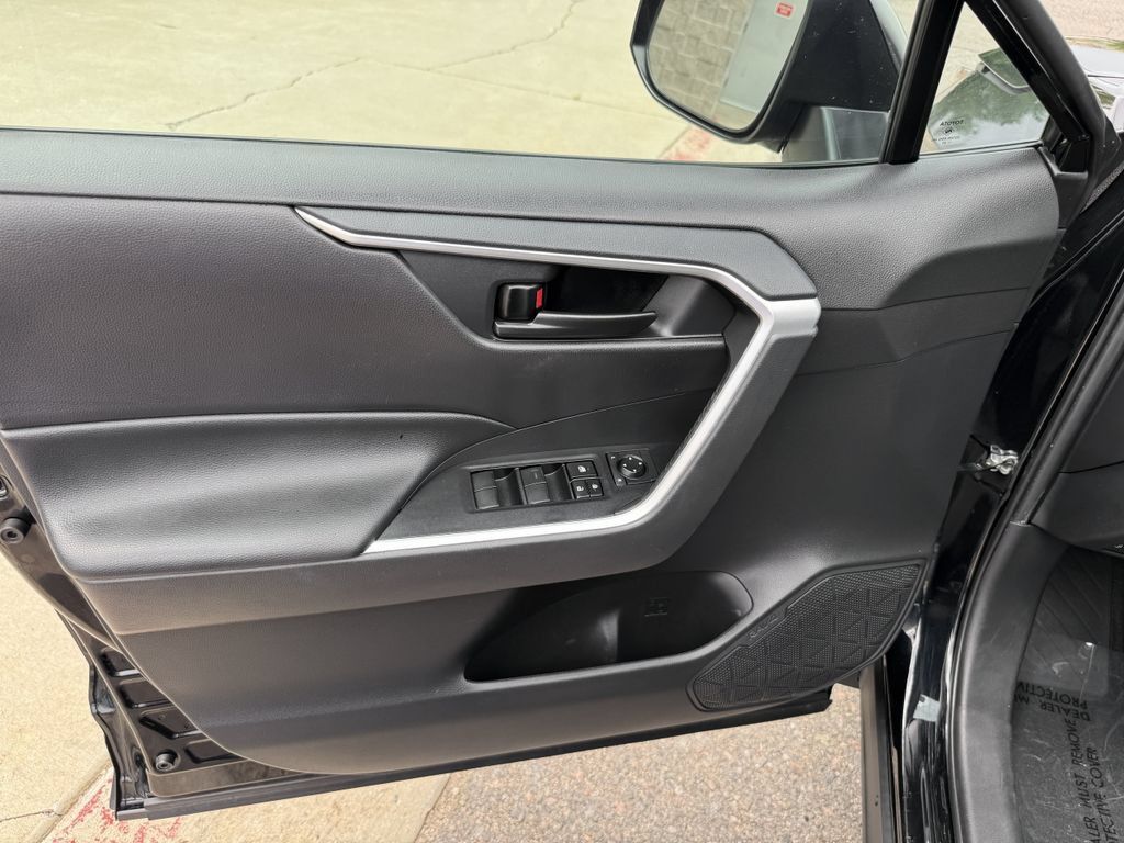 Used 2023 Toyota RAV4 LE AWD/4WD image 13