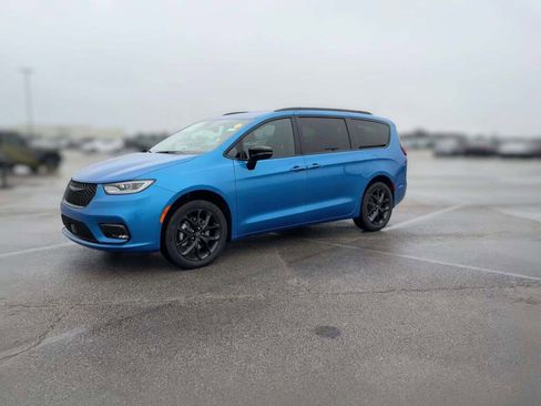 New 2026 Chrysler Pacifica Select image 4