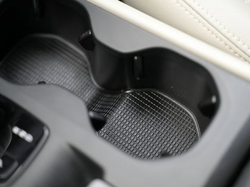 Used 2021 Volvo XC40 T5 Momentum w/ Premium Package image 35