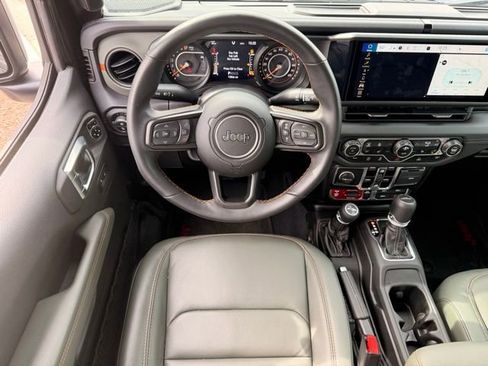 Used 2024 Jeep Gladiator Mojave w/ Technology Group AWD/4WD image 14