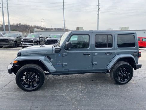 Used 2025 Jeep Wrangler Unlimited Sahara w/ Safety Group image 9