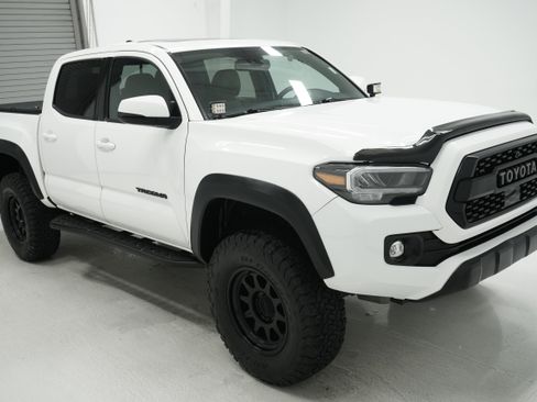 Used 2021 Toyota Tacoma TRD Off-Road w/ TRD Premium Off Road Package AWD/4WD image 3