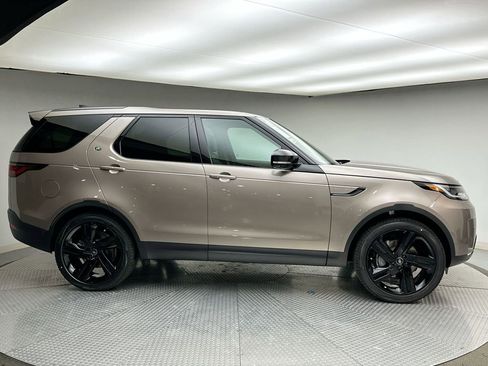 New 2026 Land Rover Discovery S image 4