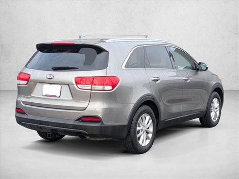 Used 2017 Kia Sorento LX w/ LX Convenience Package image 5