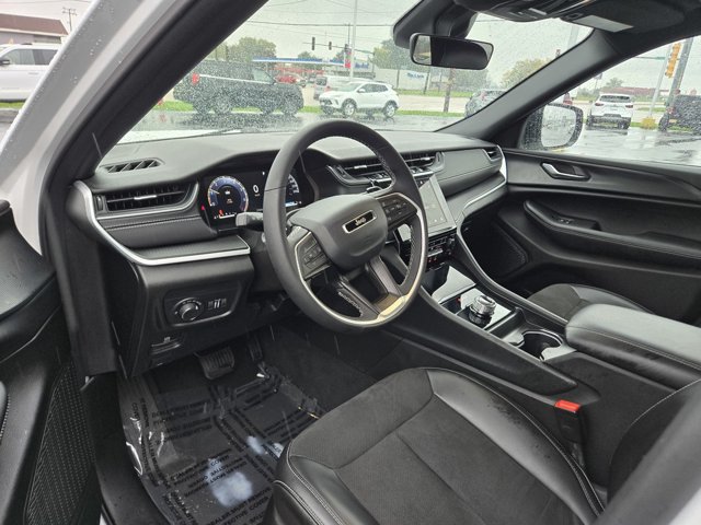 Used 2025 Jeep Grand Cherokee 4WD image 2