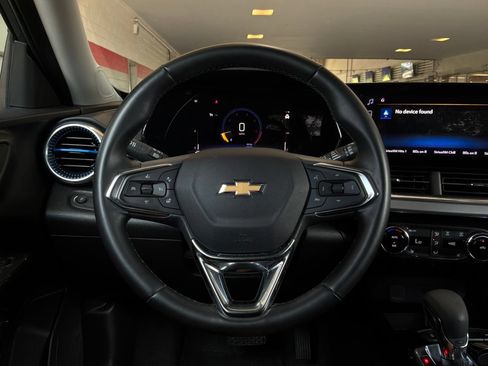 Used 2025 Chevrolet Trax LT w/ LT Convenience Package FWD image 32
