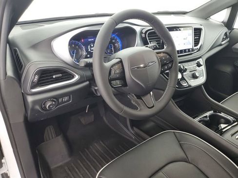 Used 2025 Chrysler Pacifica Limited FWD image 19